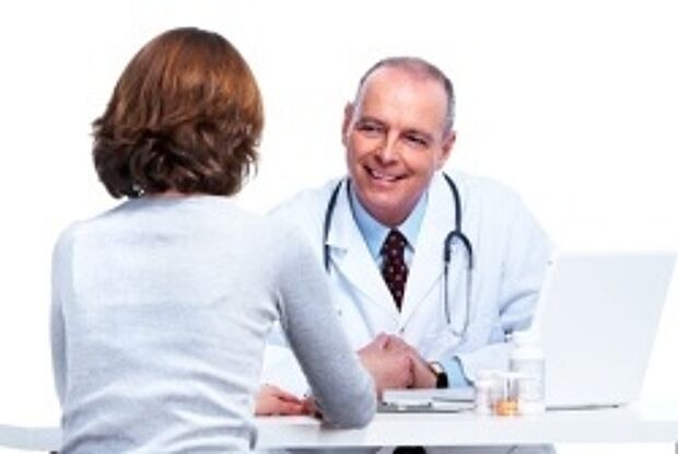 Arzt im Beratungsgespräch mit Patientin