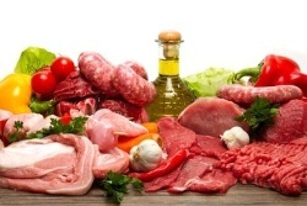 Verschiedene Fleischerzeugnisse wie Wurst, Hackfleisch, Steak