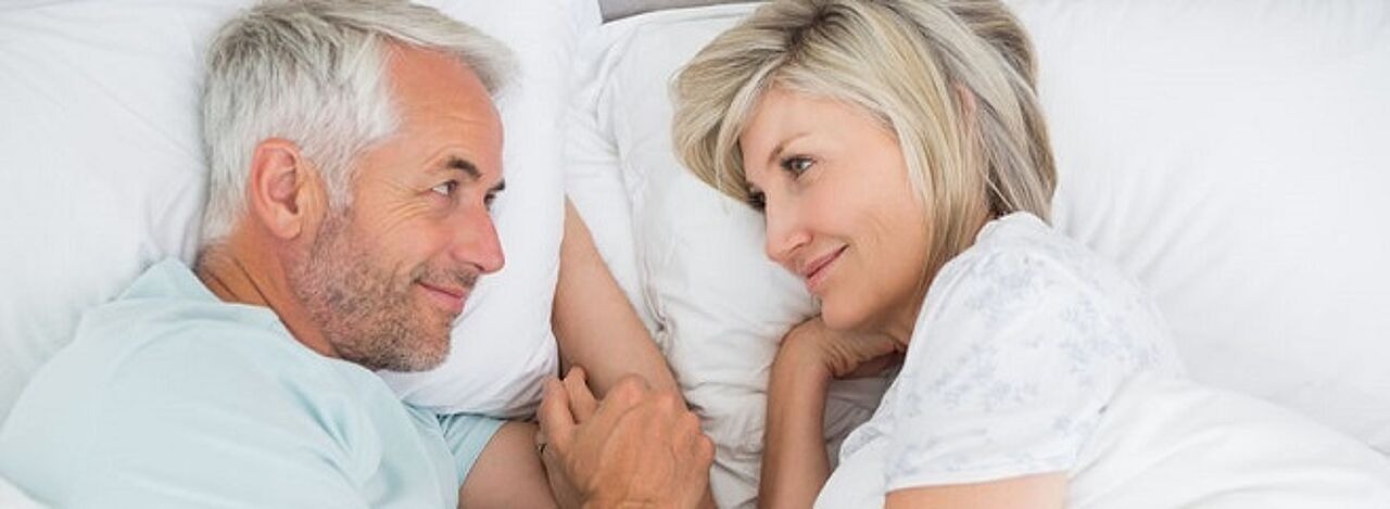 Älteres Paar liegt gemeinsam im Bett