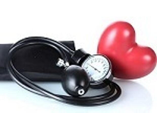 Rotes Herz und Blutdruckmessgerät 
