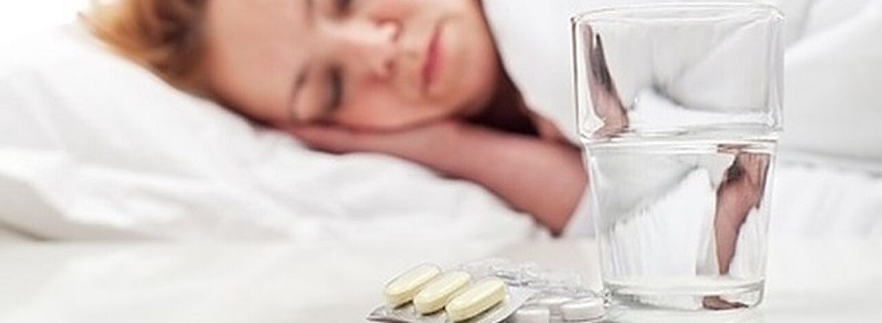 Schlafenden Frau mit Medikamenten und Wasser