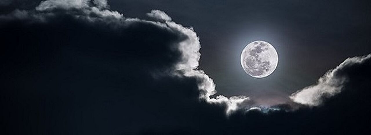 Mond und Wolken