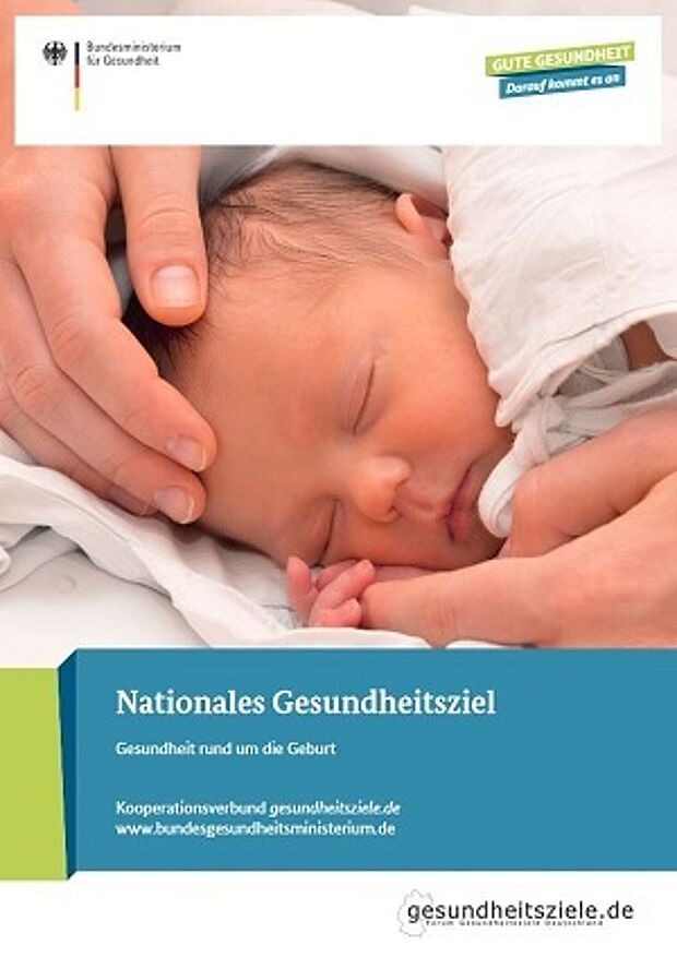 Baby, das von Händen umfangen wird