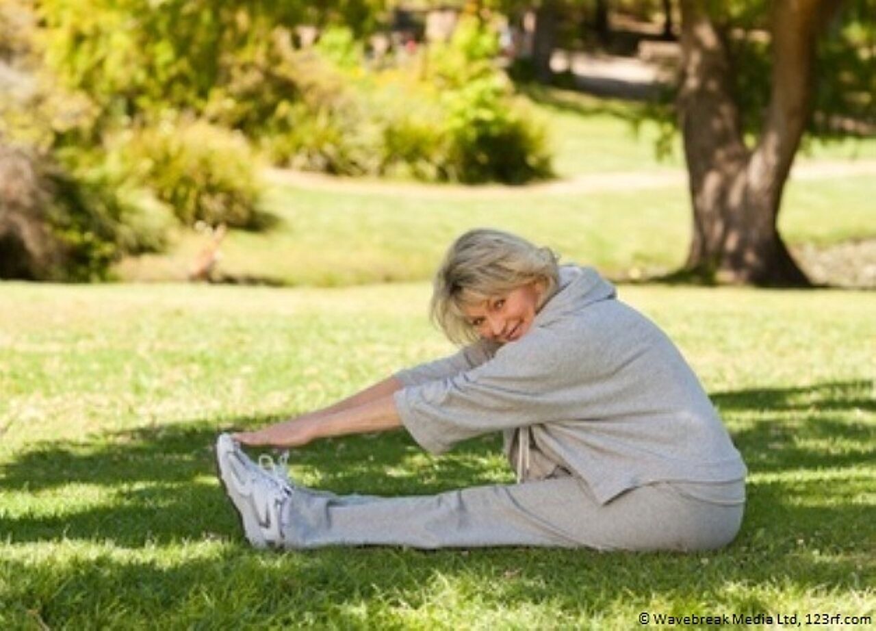 Ältere Frau bei Dehungsübungen