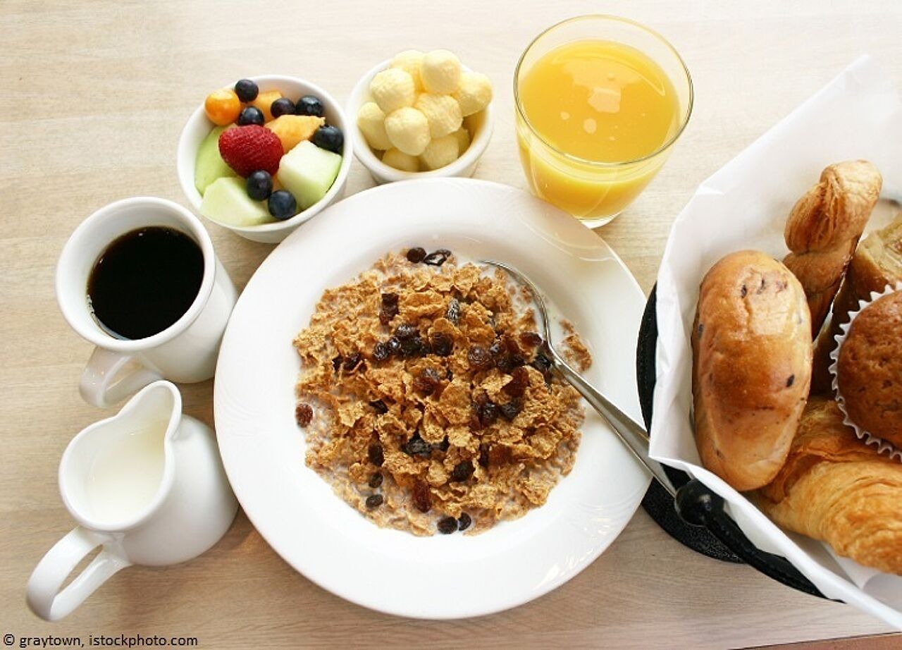 Gesundes Frühstück mit Obst und Müsli