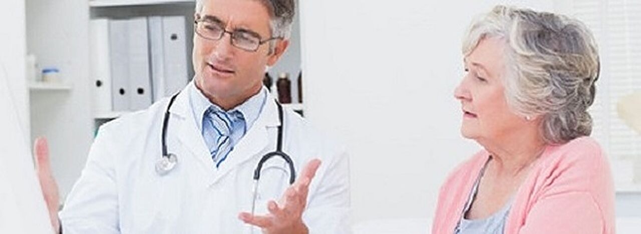 Arzt im Gespräch mit Patientin