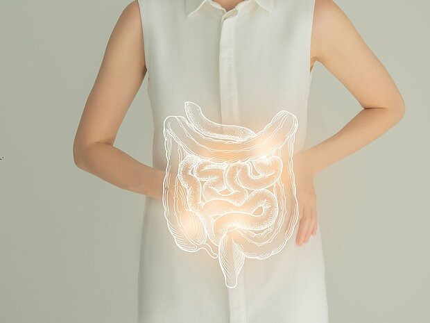 Frau hält virtuellen Darm in der Hand