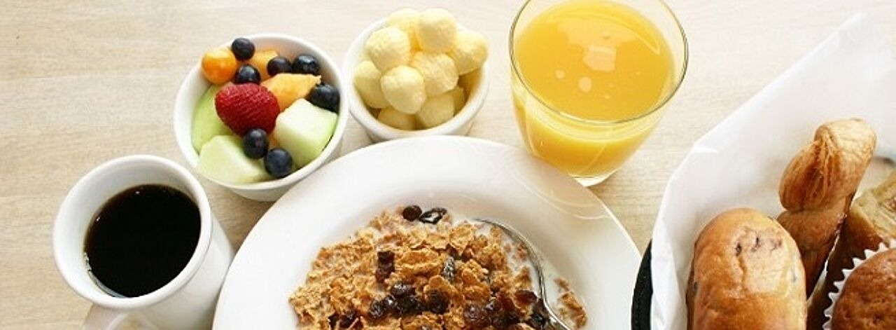 Ausgewogenes Frühstück mit Müsli und Obst