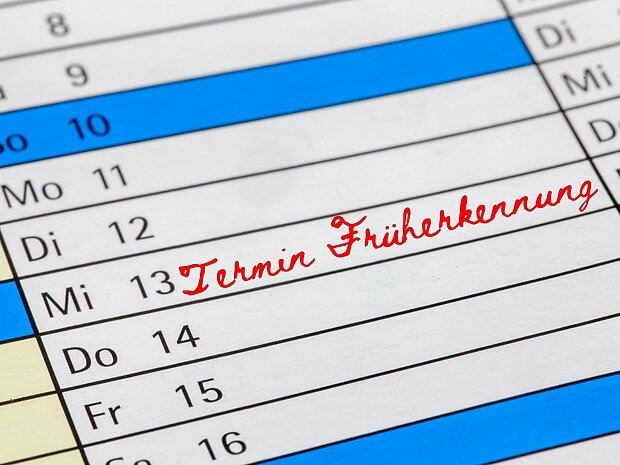 Früherkennungsuntersuchungen für Frauen Kalender mit Notiz zu einem Termin für eine Früherkennungsuntersuchung