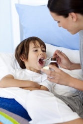 Antibiotika bei Kindern - Mutter gibt Sohn Medizin Antibiotika bei Kindern - Mutter gibt Sohn Medizin