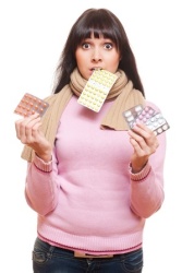 Folgen des sorglosen Umgangs mit Antibiotika - Junge Frau mit vielen Tabletten Folgen des sorglosen Umgangs mit Antibiotika - Junge Frau mit vielen Tabletten