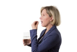 Wechselwirkungen bei Antibiotika - Frau nimmt Tablette Wechselwirkungen bei Antibiotika - Frau nimmt Tablette