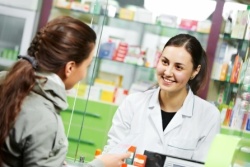 Apothekerin und Kundin im Gespräch Apothekerin und Kundin im Gespräch