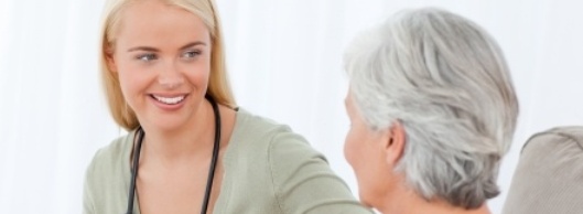 Ärztin mit älterer Patientin Ärztin mit älterer Patientin