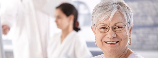 Ältere Patientin in der Gynäkologie