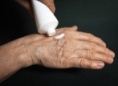 Salbe wird auf Hand aufgetragen Salbe wird auf Hand aufgetragen