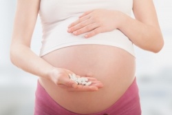 Medikamente in der Schwangerschaft - Schwangere Frau mt Tabletten Medikamente in der Schwangerschaft - Schwangere Frau mt Tabletten
