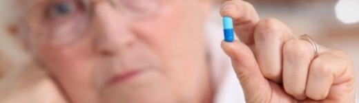Medikamente und Wirkstoffe mit Wirkstoffe mit Missbrauchspotenzial - ältere Frau hält Tablette zwischen den Fingern Medikamente und Wirkstoffe mit Wirkstoffe mit Missbrauchspotenzial - ältere Frau hält Tablette zwischen den Fingern