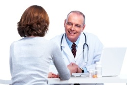 Medikamente Präventivmaßnahmen - Arzt im Beratungsgespräch mit Patientin Medikamente Präventivmaßnahmen - Arzt im Beratungsgespräch mit Patientin