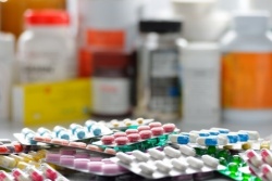 Wechselwirkungen zwischen Medikamenten - Viele Tabletten und Medikamentenpackungen Wechselwirkungen zwischen Medikamenten - Viele Tabletten und Medikamentenpackungen