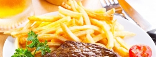 Teller mit Pommes und Fleisch Teller mit Pommes und Fleisch