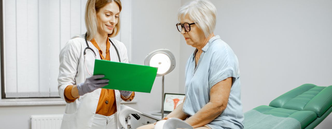 Gebärmuttersenkung Alte Frau besucht Gynäkologin
