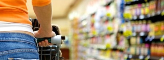 Junge Frau im Supermarkt Junge Frau im Supermarkt