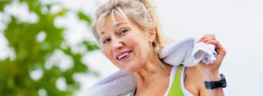 Ältere Frau mit Handtuch nach Sport Ältere Frau mit Handtuch nach Sport