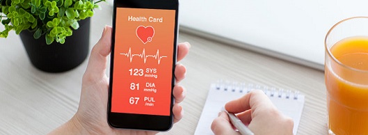 Gesundheits-Apps - Frau nutzt eine App zur Überwachung ihrer Herz-Kreislaufgesundheit Gesundheits-Apps - Frau nutzt eine App zur Überwachung ihrer Herz-Kreislaufgesundheit