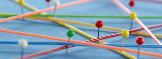 Fruenegesundheitsorganisationen - Buntes Fadennetzwerk mit Stecknadeln Fruenegesundheitsorganisationen - Buntes Fadennetzwerk mit Stecknadeln